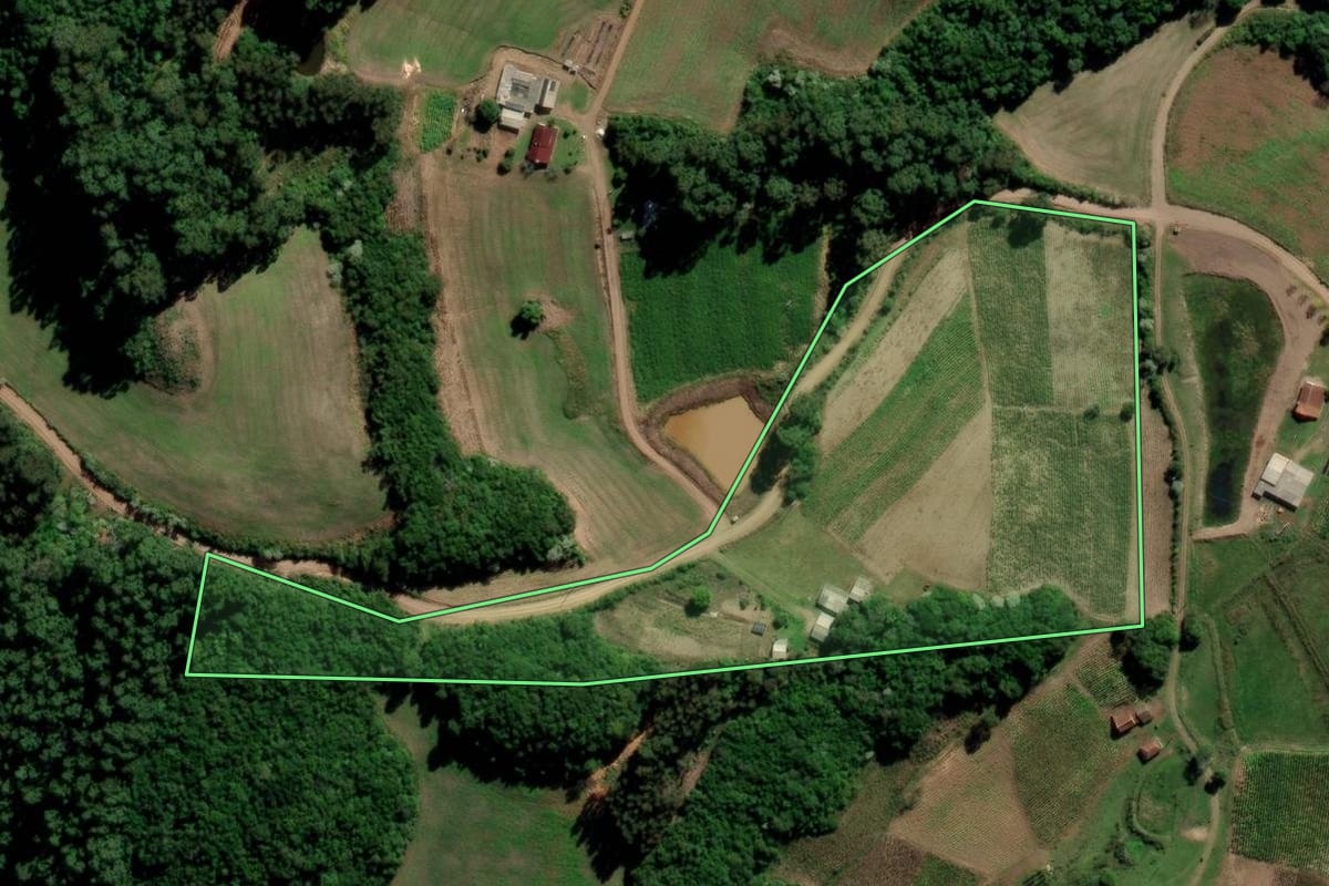 Imagem de satélite do imóvel rural em Lagoa Bonita do Sul (RS), com o contorno declarado no CAR desenhado por cima.