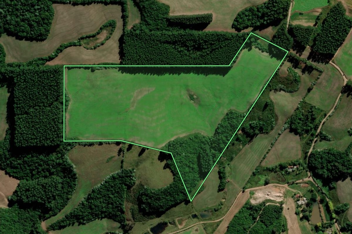 Imagem de satélite do imóvel rural em Lagoa Bonita do Sul (RS), com o contorno declarado no CAR desenhado por cima.