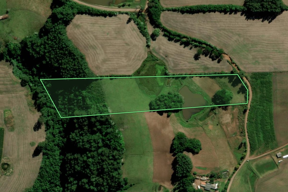 Imagem de satélite do imóvel rural em Lagoa Bonita do Sul (RS), com o contorno declarado no CAR desenhado por cima.