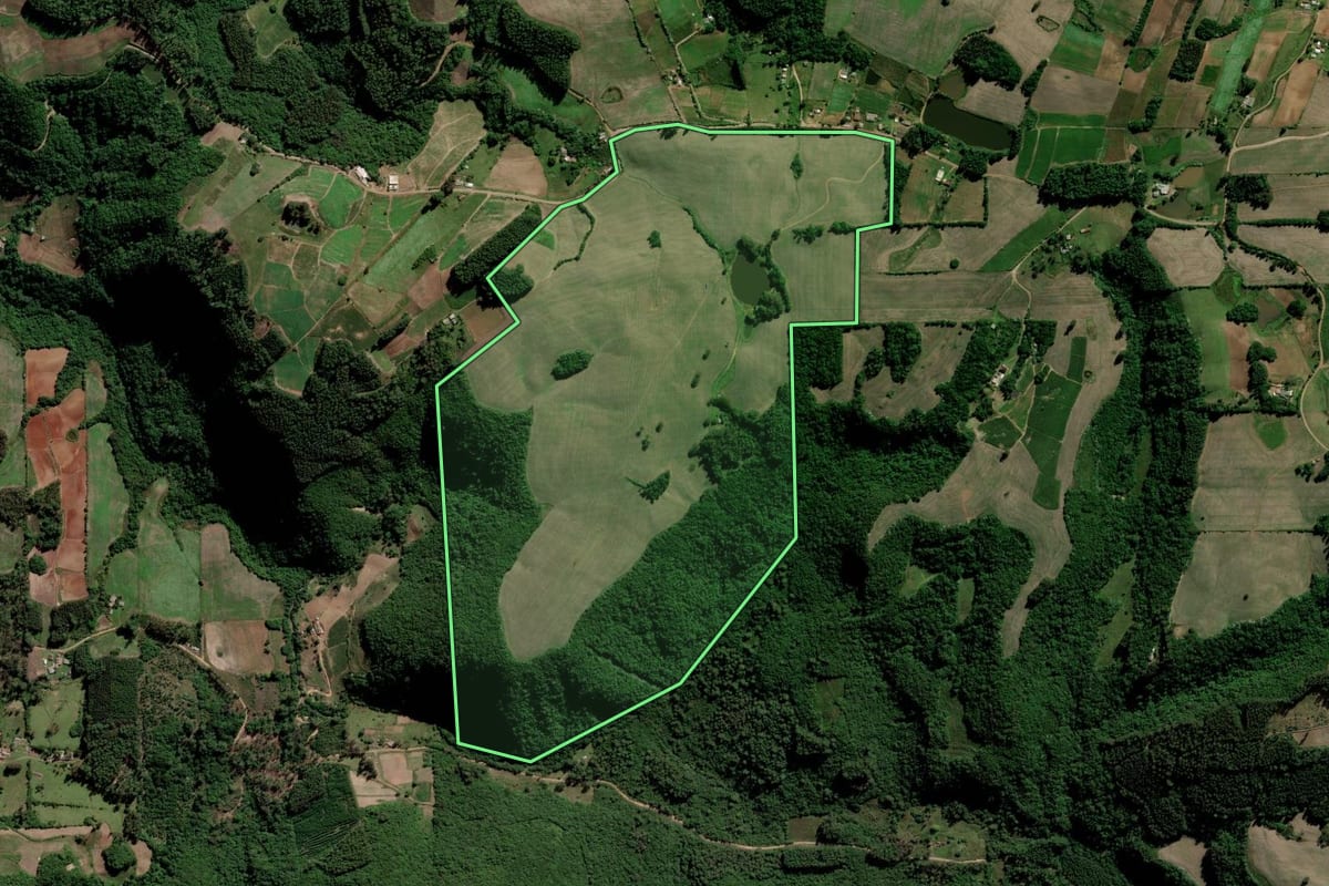 Imagem de satélite do imóvel rural em Lagoa Bonita do Sul (RS), com o contorno declarado no CAR desenhado por cima.