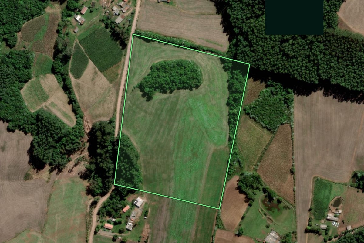 Imagem de satélite do imóvel rural em Lagoa Bonita do Sul (RS), com o contorno declarado no CAR desenhado por cima.