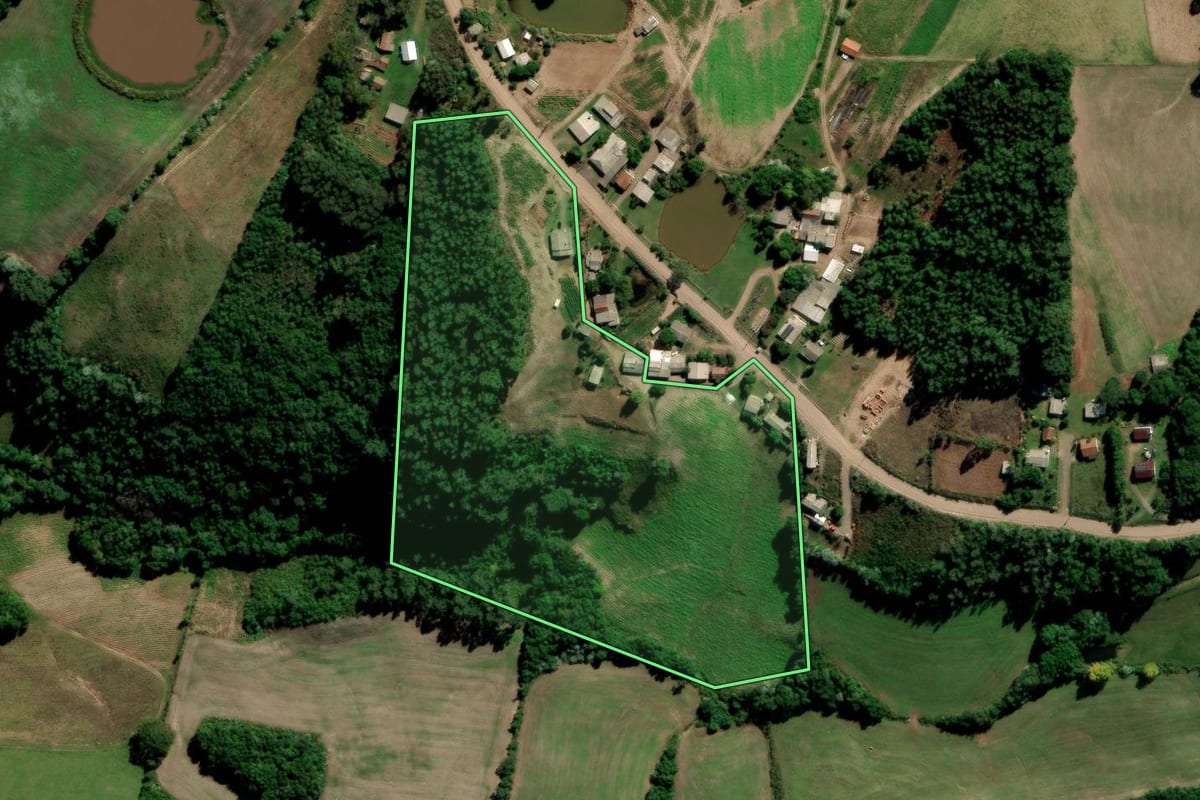 Imagem de satélite do imóvel rural em Lagoa Bonita do Sul (RS), com o contorno declarado no CAR desenhado por cima.