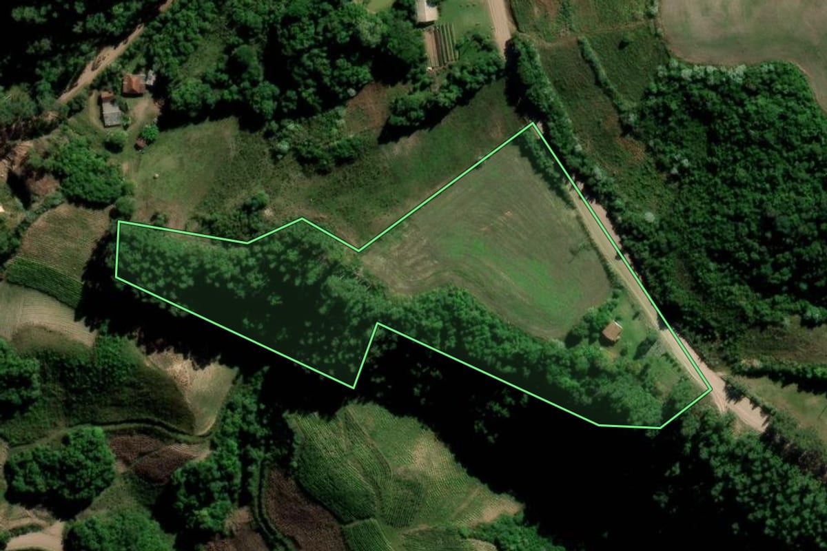 Imagem de satélite do imóvel rural em Lagoa Bonita do Sul (RS), com o contorno declarado no CAR desenhado por cima.