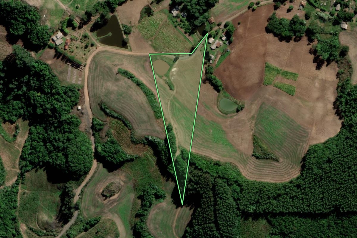 Imagem de satélite do imóvel rural em Lagoa Bonita do Sul (RS), com o contorno declarado no CAR desenhado por cima.