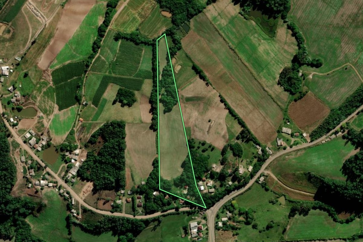 Imagem de satélite do imóvel rural em Lagoa Bonita do Sul (RS), com o contorno declarado no CAR desenhado por cima.