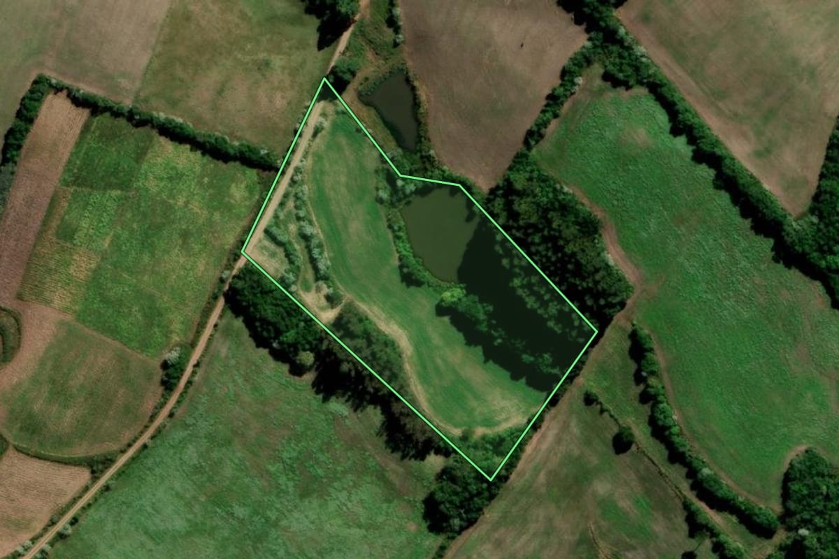 Imagem de satélite do imóvel rural em Lagoa Bonita do Sul (RS), com o contorno declarado no CAR desenhado por cima.