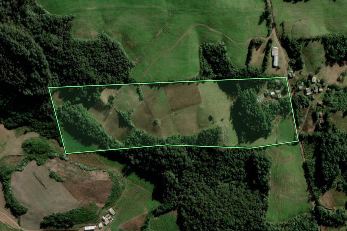 Imagem de satélite do imóvel rural em Lagoa Bonita do Sul (RS), com o contorno declarado no CAR desenhado por cima.