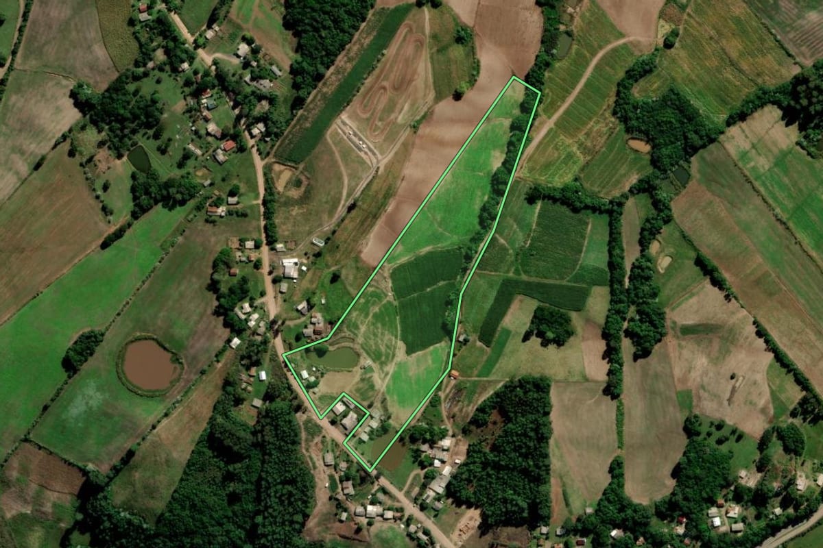 Imagem de satélite do imóvel rural em Lagoa Bonita do Sul (RS), com o contorno declarado no CAR desenhado por cima.