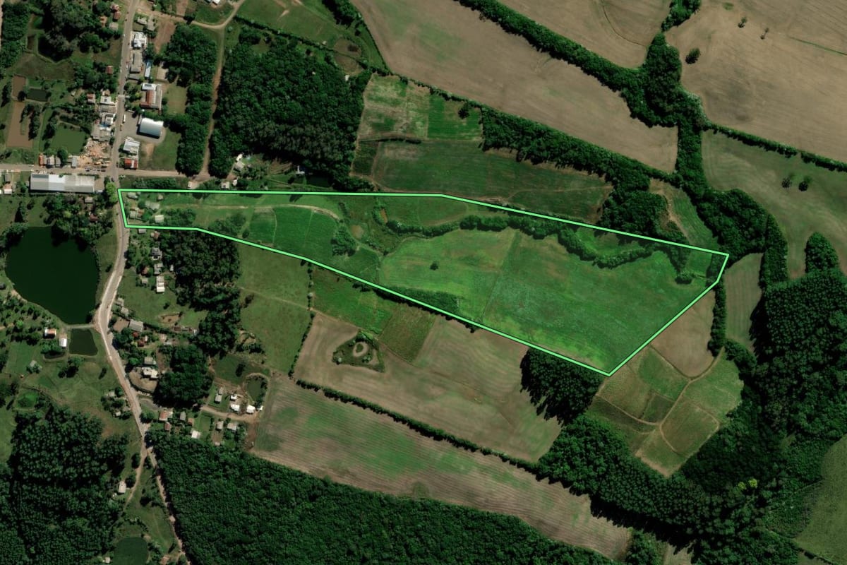 Imagem de satélite do imóvel rural em Lagoa Bonita do Sul (RS), com o contorno declarado no CAR desenhado por cima.