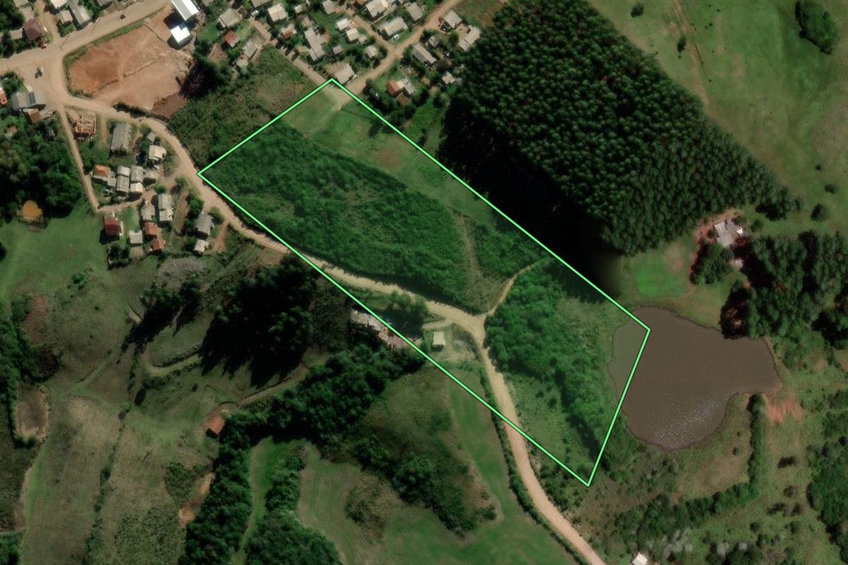 Imagem de satélite do imóvel rural em Lagoão (RS), com o contorno declarado no CAR desenhado por cima.
