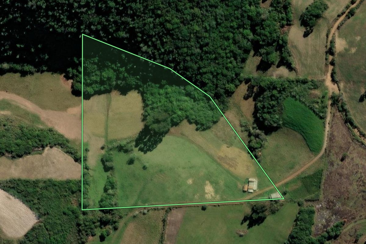 Imagem de satélite do imóvel rural em Lagoão (RS), com o contorno declarado no CAR desenhado por cima.