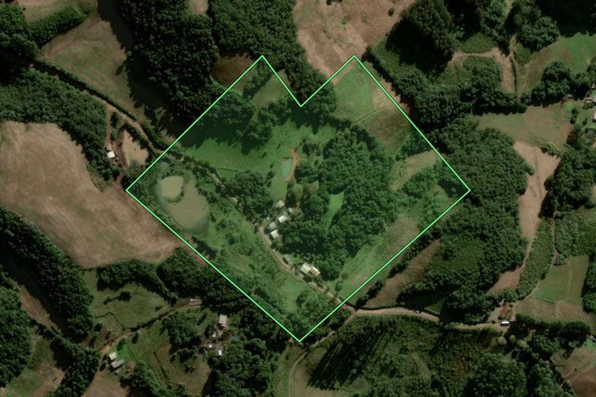 Imagem de satélite do imóvel rural em Lagoão (RS), com o contorno declarado no CAR desenhado por cima.