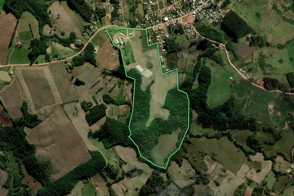 Imagem de satélite do imóvel rural em Lagoão (RS), com o contorno declarado no CAR desenhado por cima.