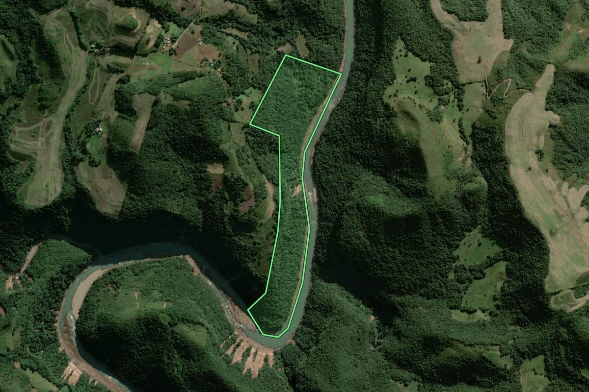 Imagem de satélite do imóvel rural em Lagoão (RS), com o contorno declarado no CAR desenhado por cima.