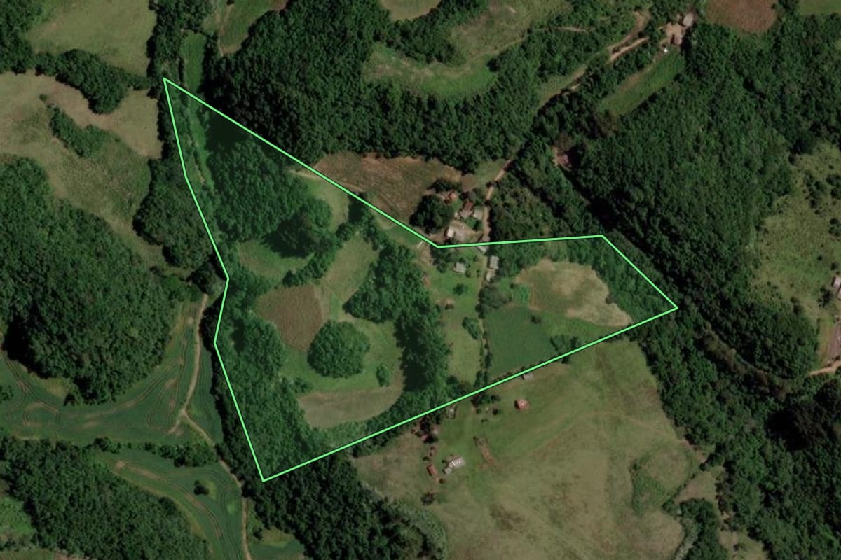 Imagem de satélite do imóvel rural em Lagoão (RS), com o contorno declarado no CAR desenhado por cima.