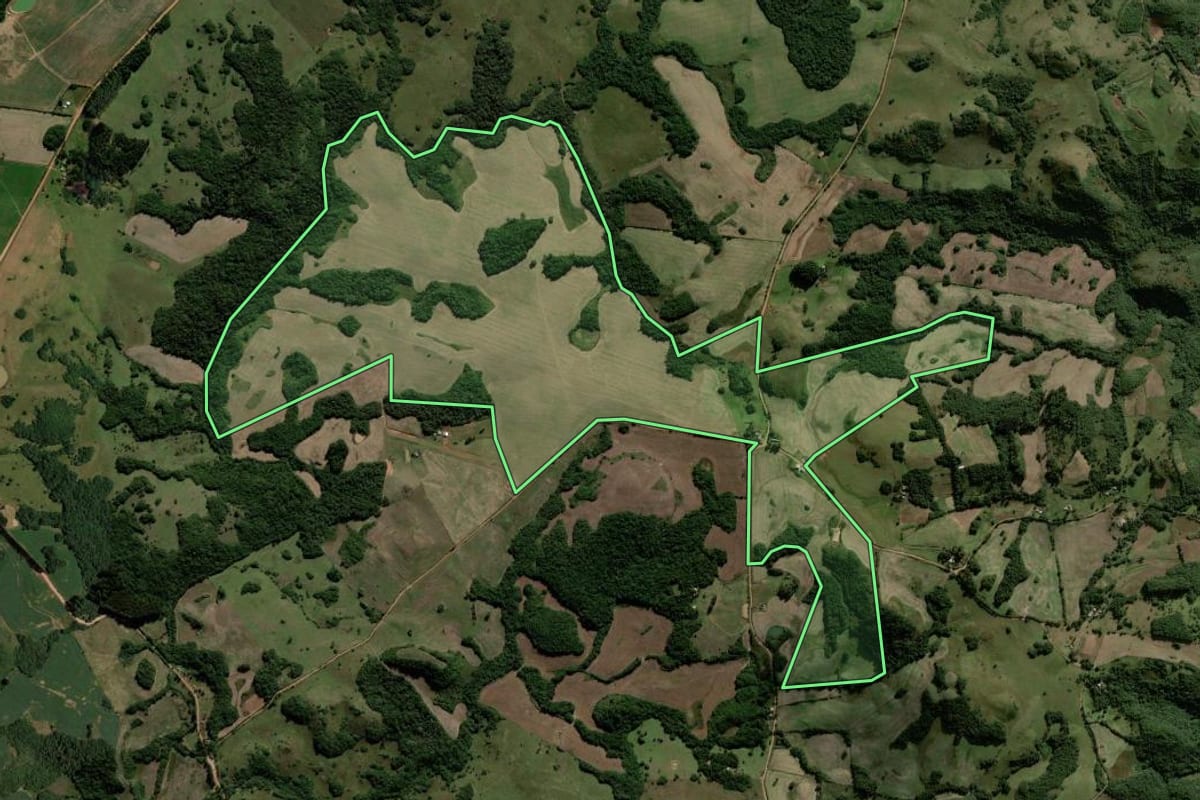 Imagem de satélite do imóvel rural em Lagoão (RS), com o contorno declarado no CAR desenhado por cima.