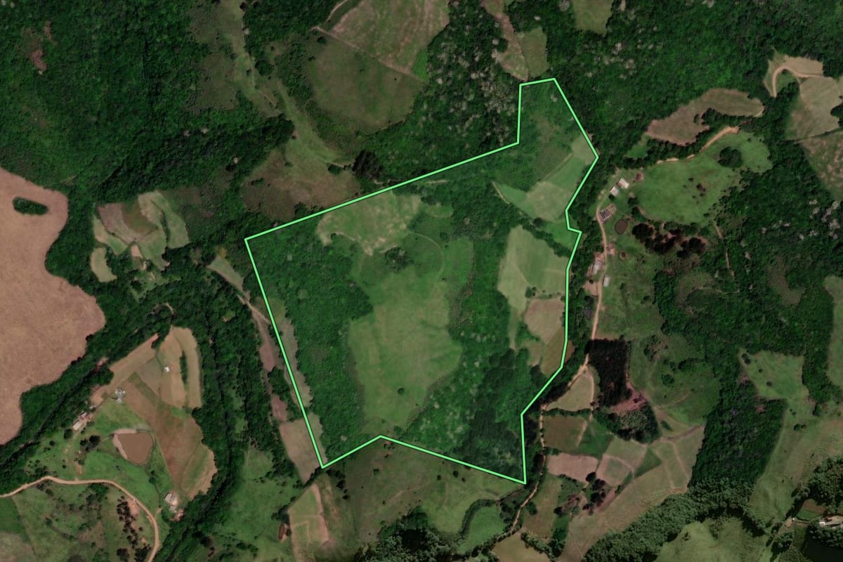 Imagem de satélite do imóvel rural em Lagoão (RS), com o contorno declarado no CAR desenhado por cima.