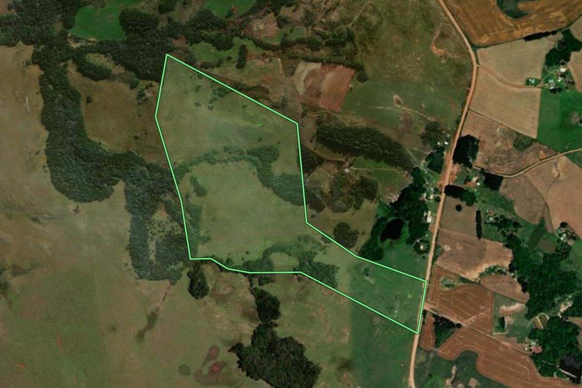 Imagem de satélite do imóvel rural em Lagoão (RS), com o contorno declarado no CAR desenhado por cima.
