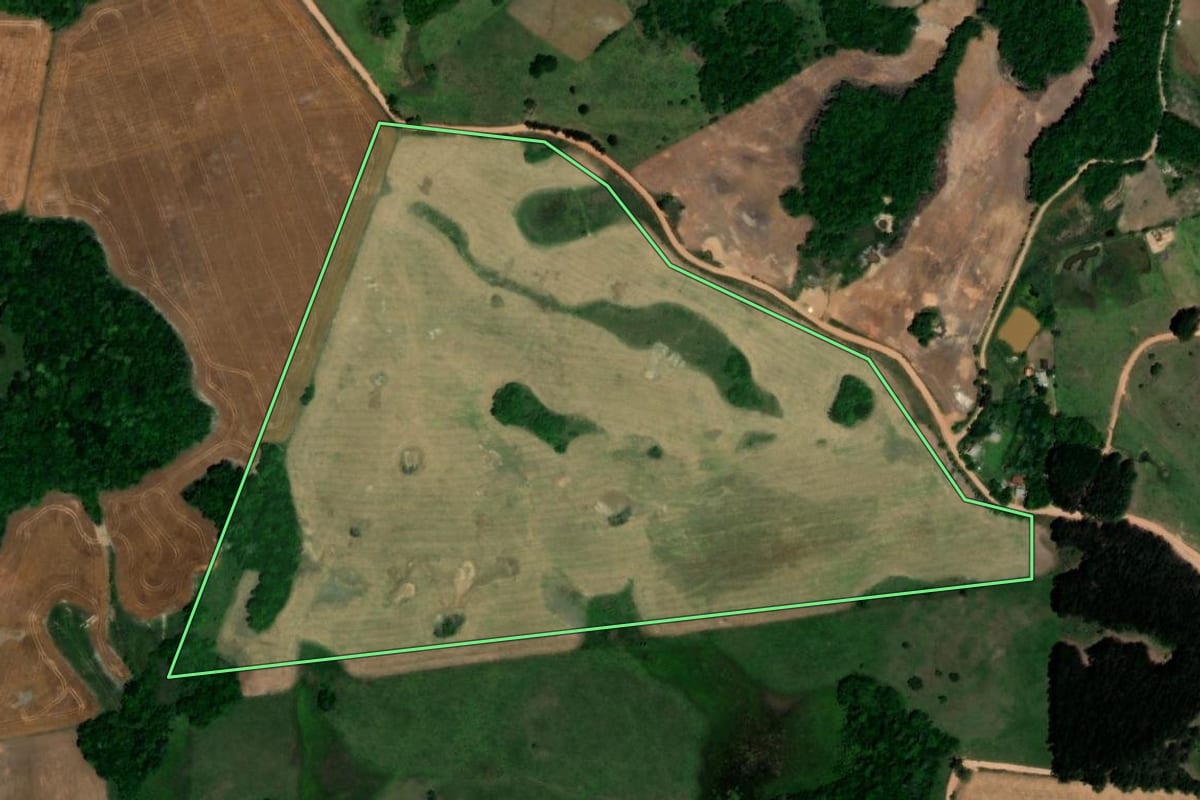 Imagem de satélite do imóvel rural em Lagoão (RS), com o contorno declarado no CAR desenhado por cima.