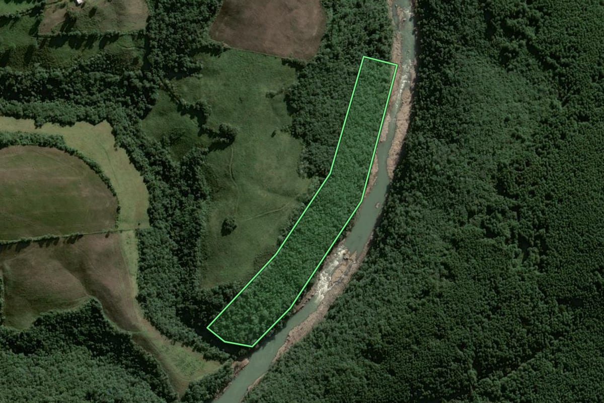 Imagem de satélite do imóvel rural em Lagoão (RS), com o contorno declarado no CAR desenhado por cima.
