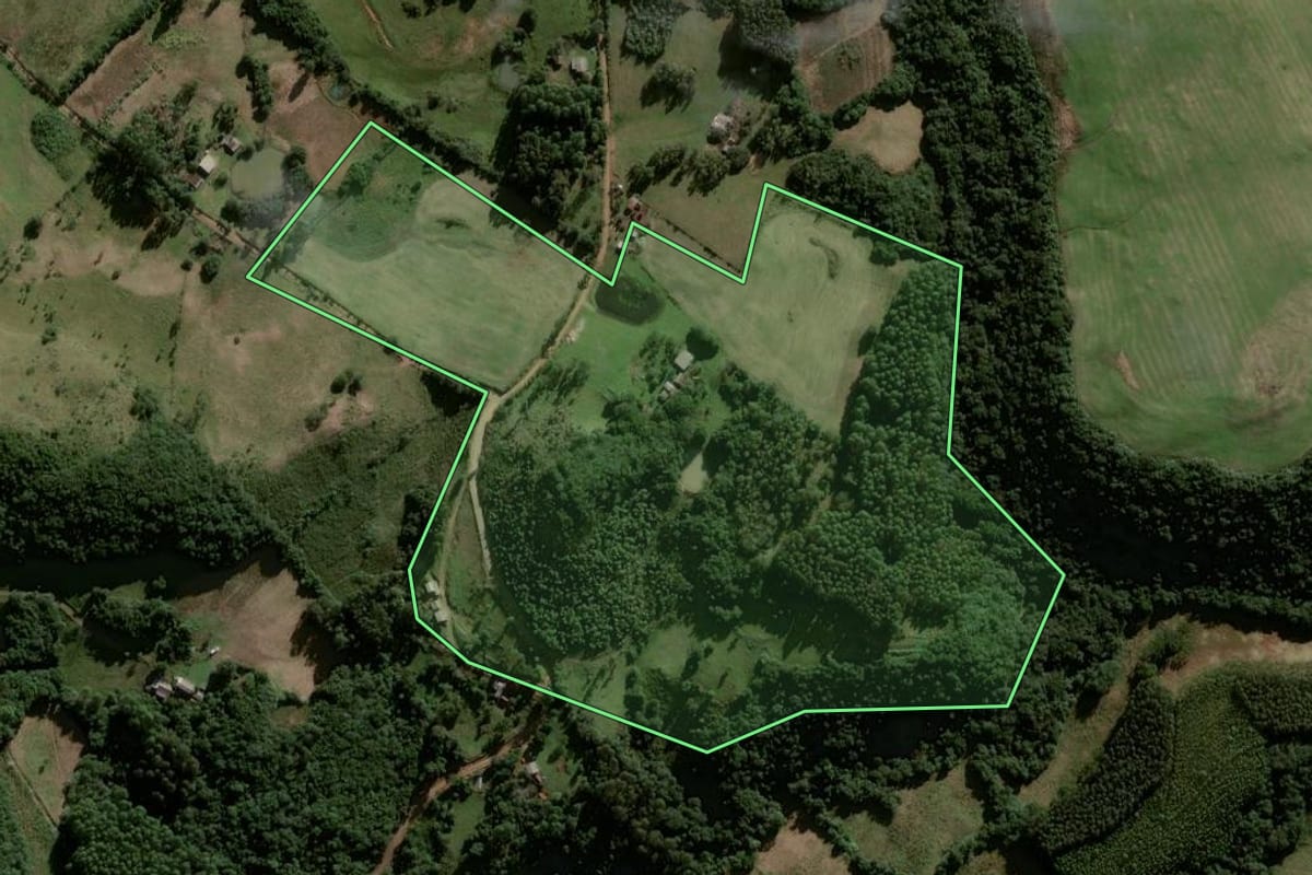 Imagem de satélite do imóvel rural em Lagoão (RS), com o contorno declarado no CAR desenhado por cima.