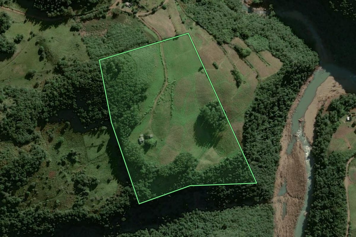Imagem de satélite do imóvel rural em Lagoão (RS), com o contorno declarado no CAR desenhado por cima.