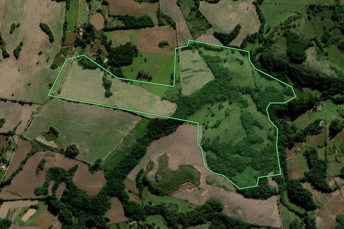 Imagem de satélite do imóvel rural em Lagoão (RS), com o contorno declarado no CAR desenhado por cima.