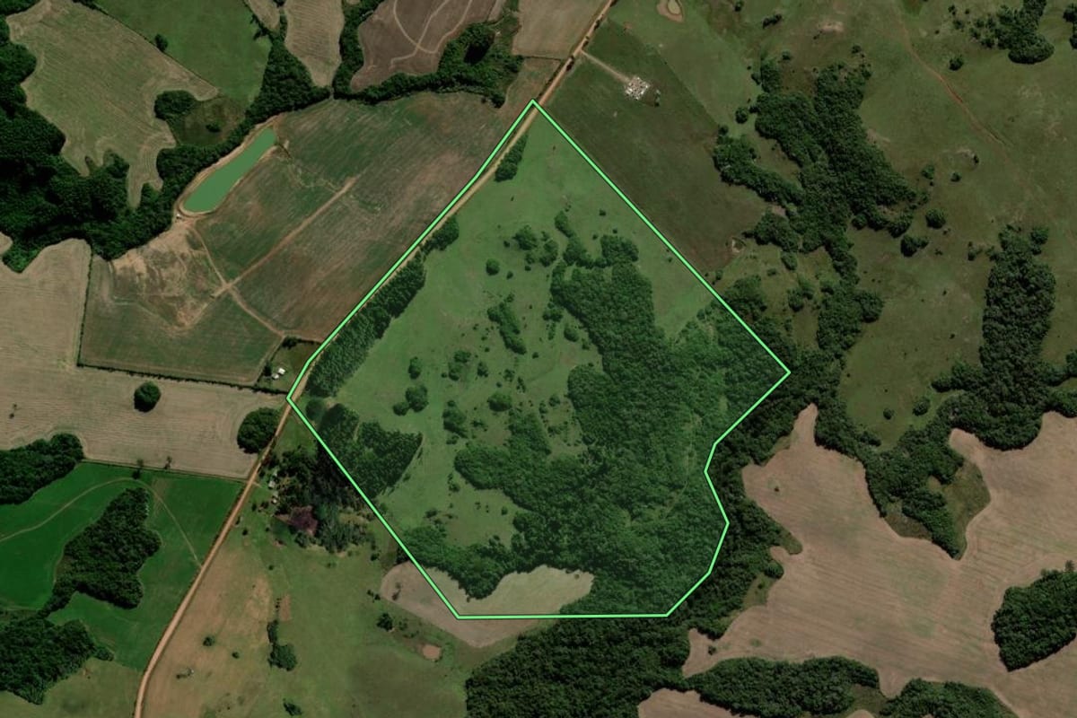 Imagem de satélite do imóvel rural em Lagoão (RS), com o contorno declarado no CAR desenhado por cima.