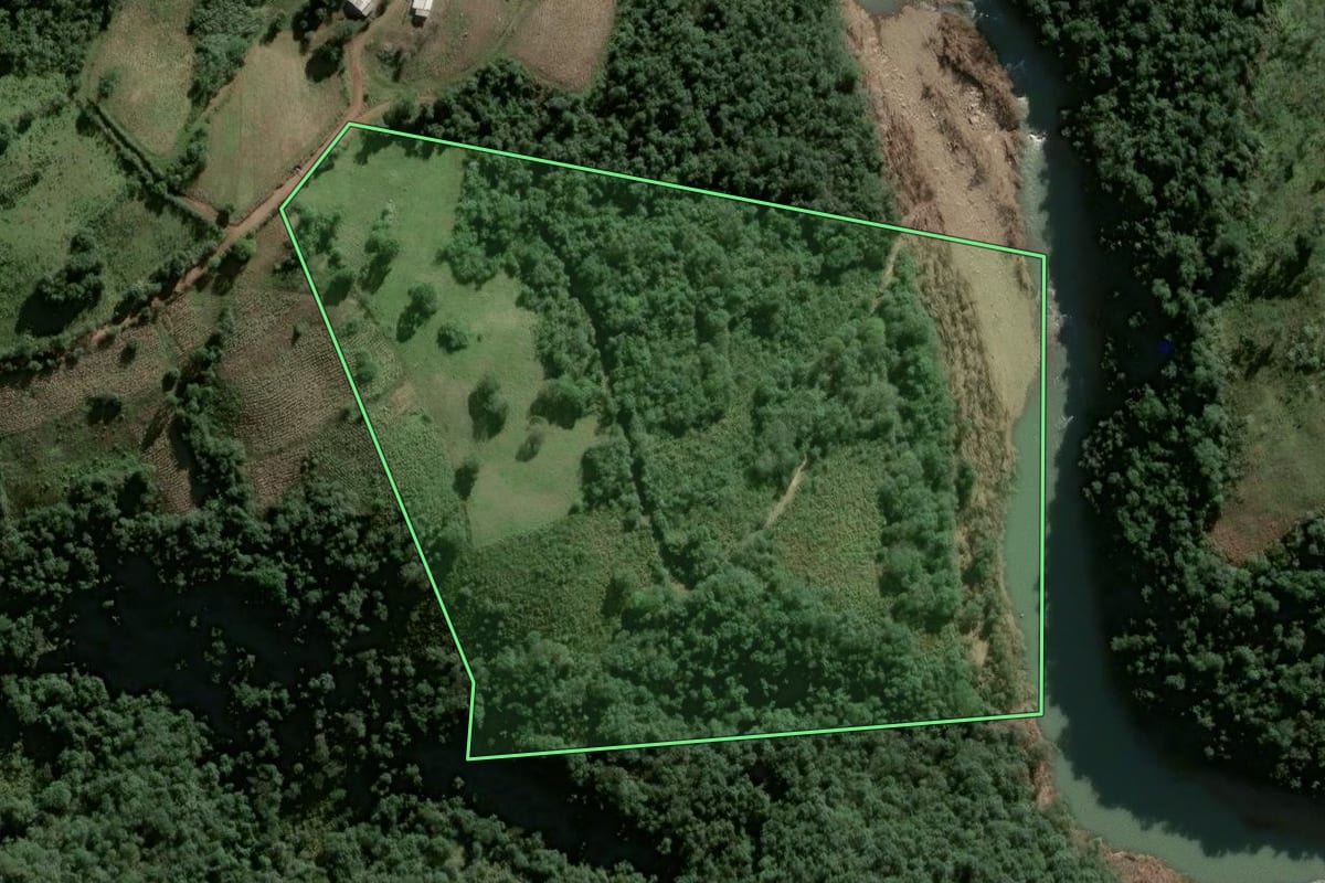 Imagem de satélite do imóvel rural em Lagoão (RS), com o contorno declarado no CAR desenhado por cima.