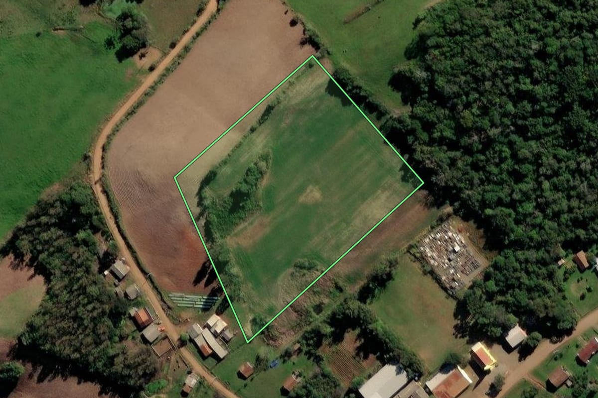 Imagem de satélite do imóvel rural em Lagoão (RS), com o contorno declarado no CAR desenhado por cima.