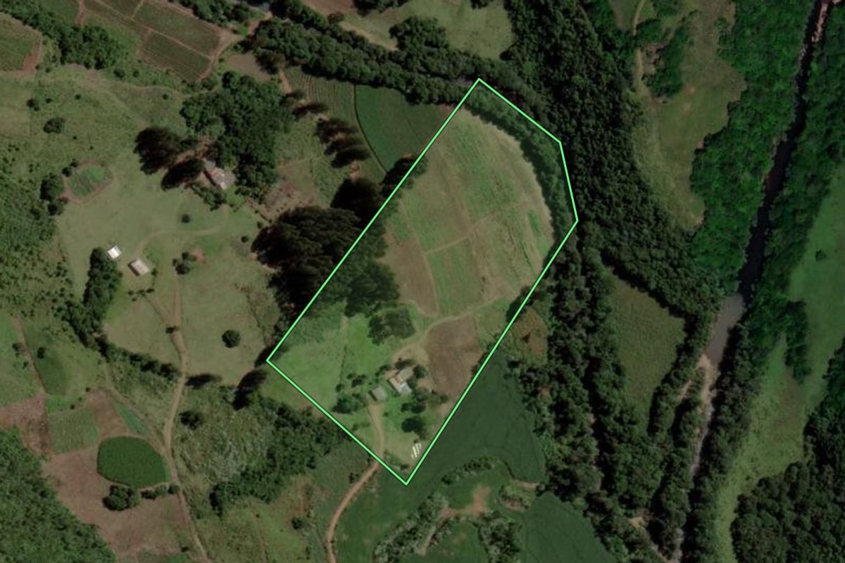 Imagem de satélite do imóvel rural em Lagoão (RS), com o contorno declarado no CAR desenhado por cima.
