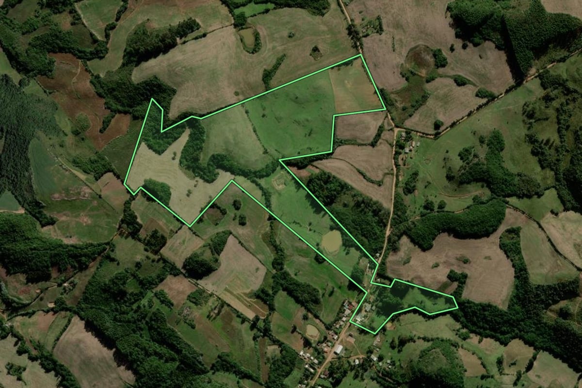 Imagem de satélite do imóvel rural em Lagoão (RS), com o contorno declarado no CAR desenhado por cima.