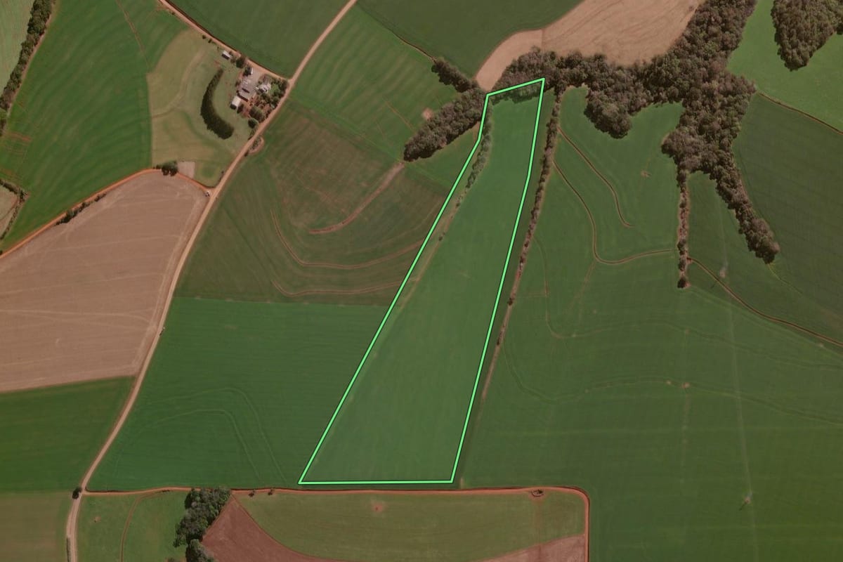 Imagem de satélite do imóvel rural em Lagoa dos Três Cantos (RS), com o contorno declarado no CAR desenhado por cima.