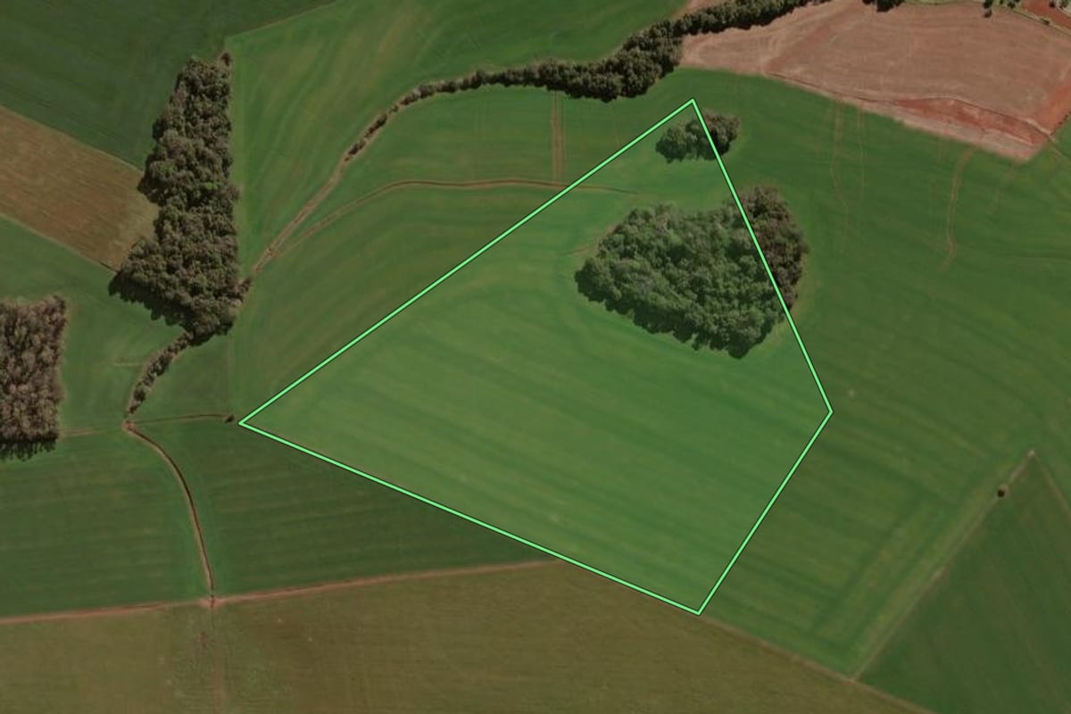 Imagem de satélite do imóvel rural em Lagoa dos Três Cantos (RS), com o contorno declarado no CAR desenhado por cima.