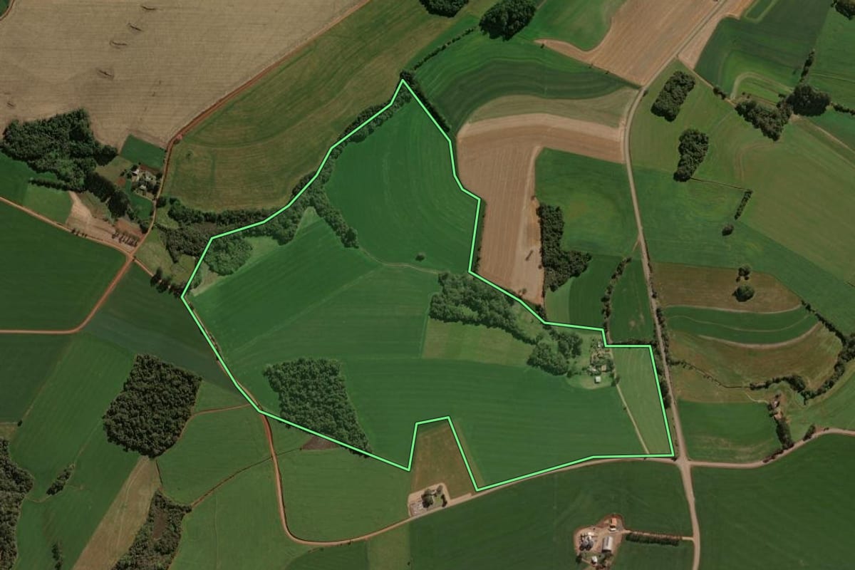 Imagem de satélite do imóvel rural em Lagoa dos Três Cantos (RS), com o contorno declarado no CAR desenhado por cima.