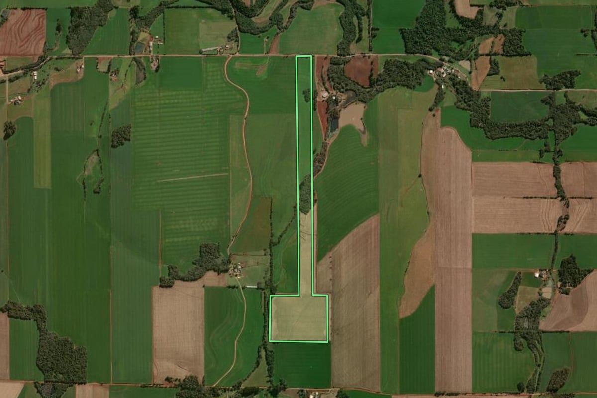 Imagem de satélite do imóvel rural em Lagoa dos Três Cantos (RS), com o contorno declarado no CAR desenhado por cima.