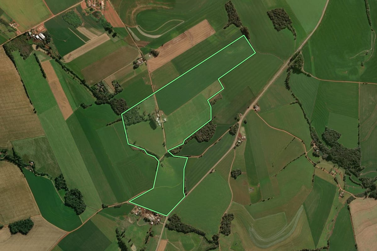 Imagem de satélite do imóvel rural em Lagoa dos Três Cantos (RS), com o contorno declarado no CAR desenhado por cima.