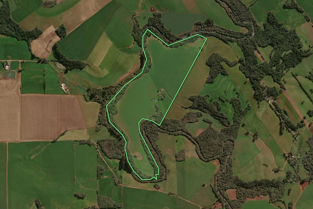 Imagem de satélite do imóvel rural em Lagoa dos Três Cantos (RS), com o contorno declarado no CAR desenhado por cima.