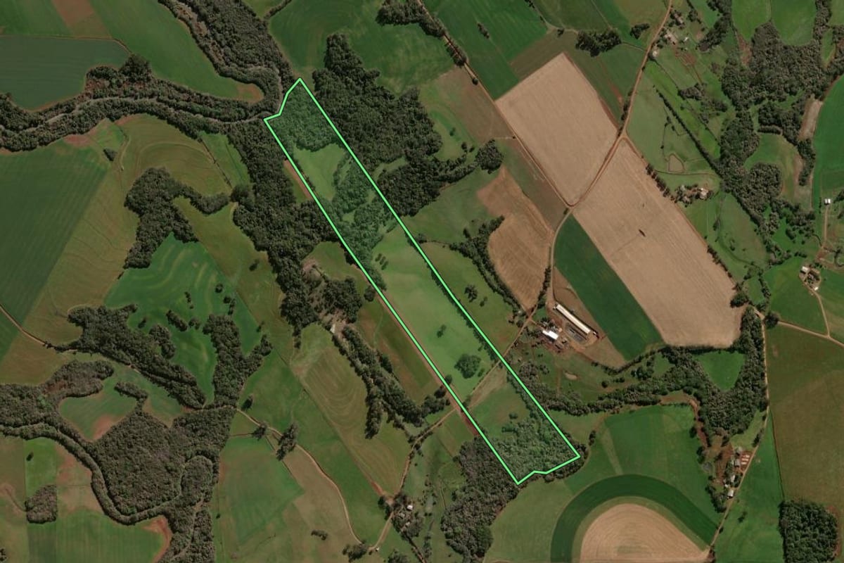 Imagem de satélite do imóvel rural em Lagoa dos Três Cantos (RS), com o contorno declarado no CAR desenhado por cima.