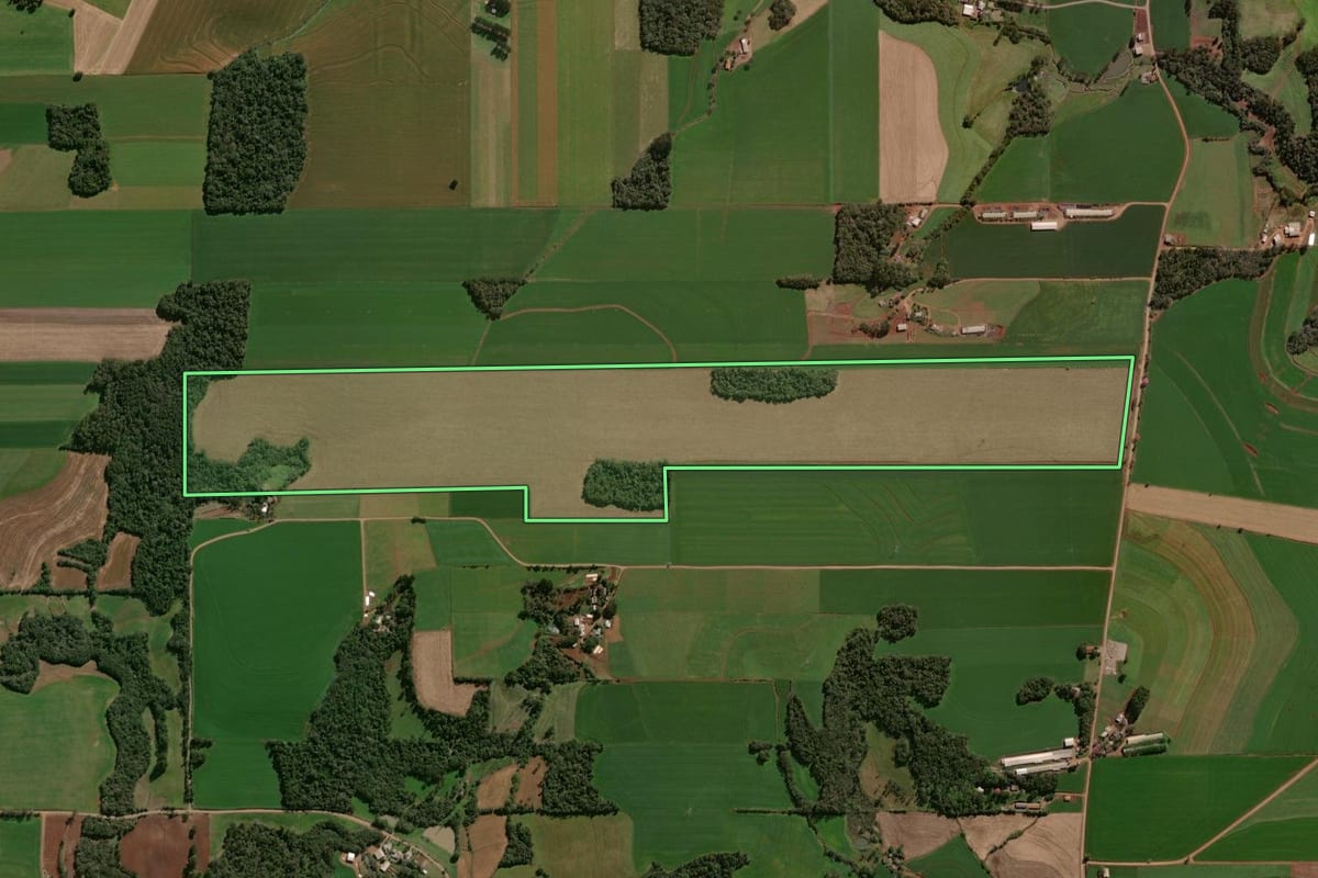 Imagem de satélite do imóvel rural em Lagoa dos Três Cantos (RS), com o contorno declarado no CAR desenhado por cima.