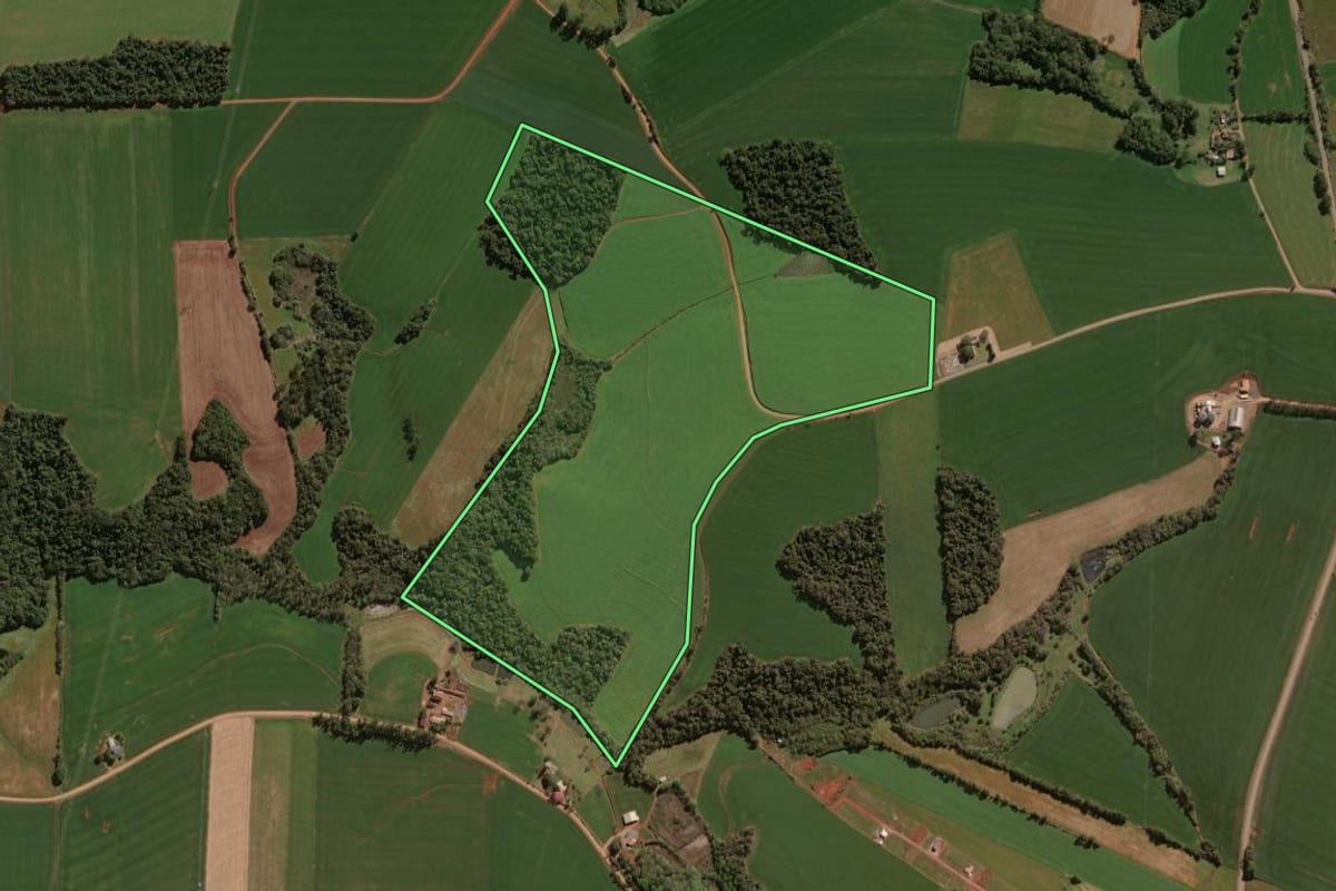 Imagem de satélite do imóvel rural em Lagoa dos Três Cantos (RS), com o contorno declarado no CAR desenhado por cima.