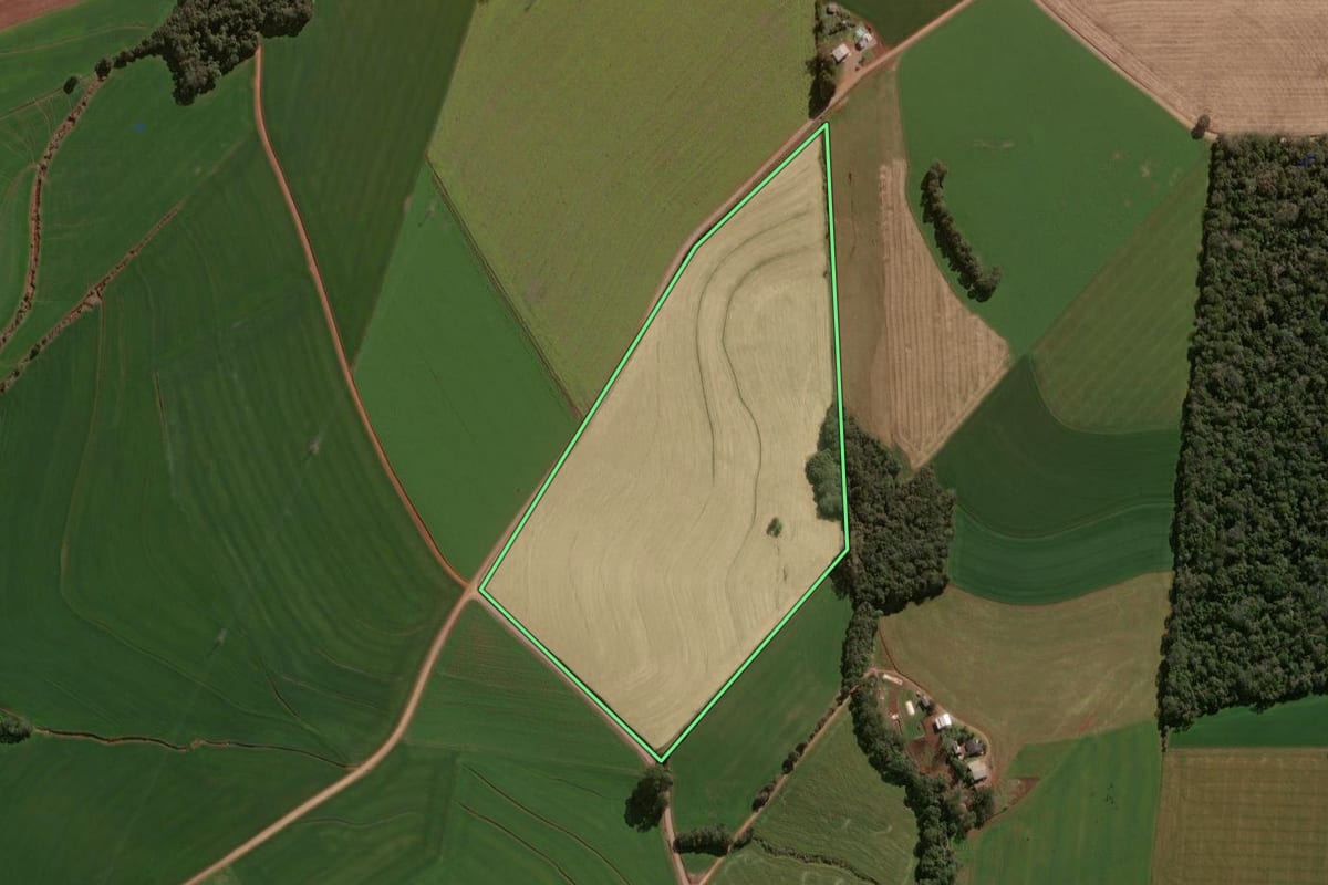 Imagem de satélite do imóvel rural em Lagoa dos Três Cantos (RS), com o contorno declarado no CAR desenhado por cima.