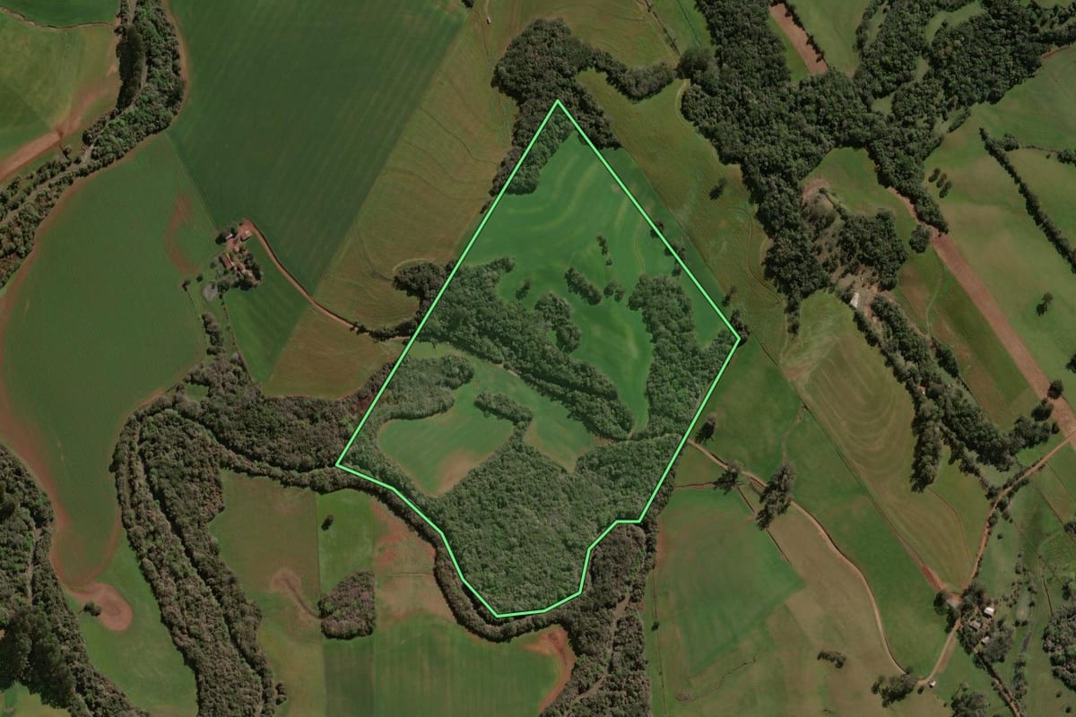 Imagem de satélite do imóvel rural em Lagoa dos Três Cantos (RS), com o contorno declarado no CAR desenhado por cima.