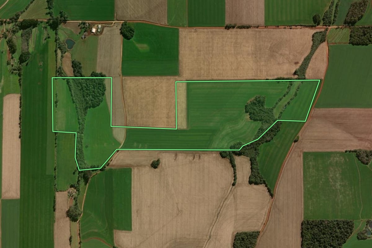 Imagem de satélite do imóvel rural em Lagoa dos Três Cantos (RS), com o contorno declarado no CAR desenhado por cima.