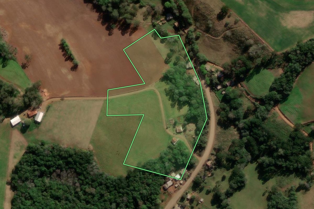 Imagem de satélite do imóvel rural em Lagoa Vermelha (RS), com o contorno declarado no CAR desenhado por cima.