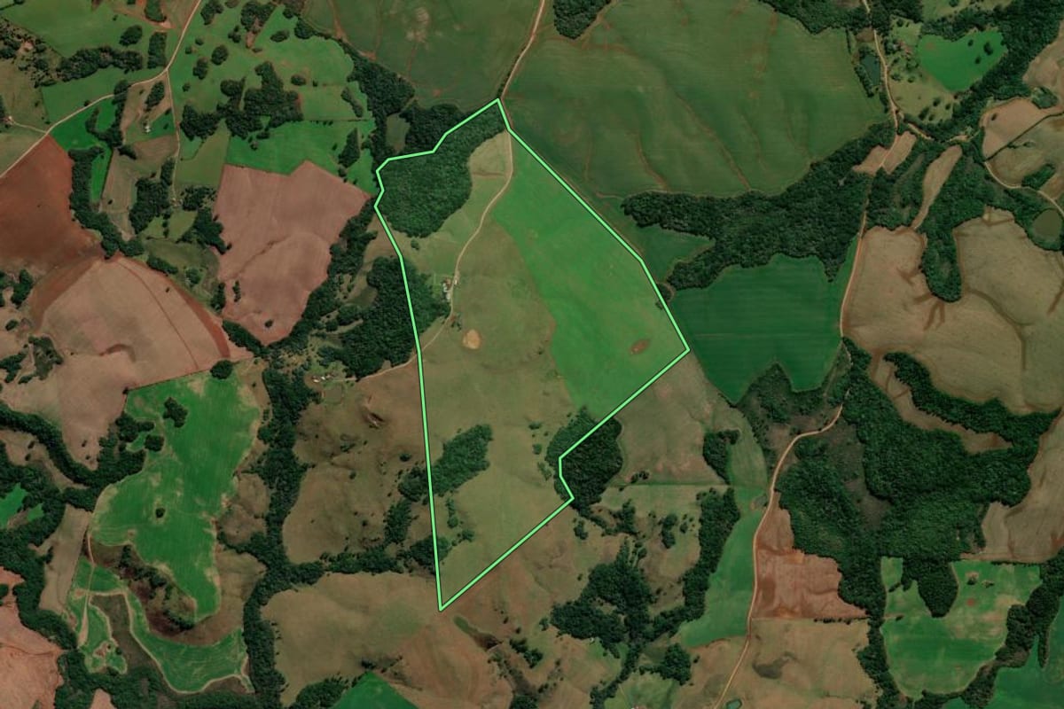 Imagem de satélite do imóvel rural em Lagoa Vermelha (RS), com o contorno declarado no CAR desenhado por cima.