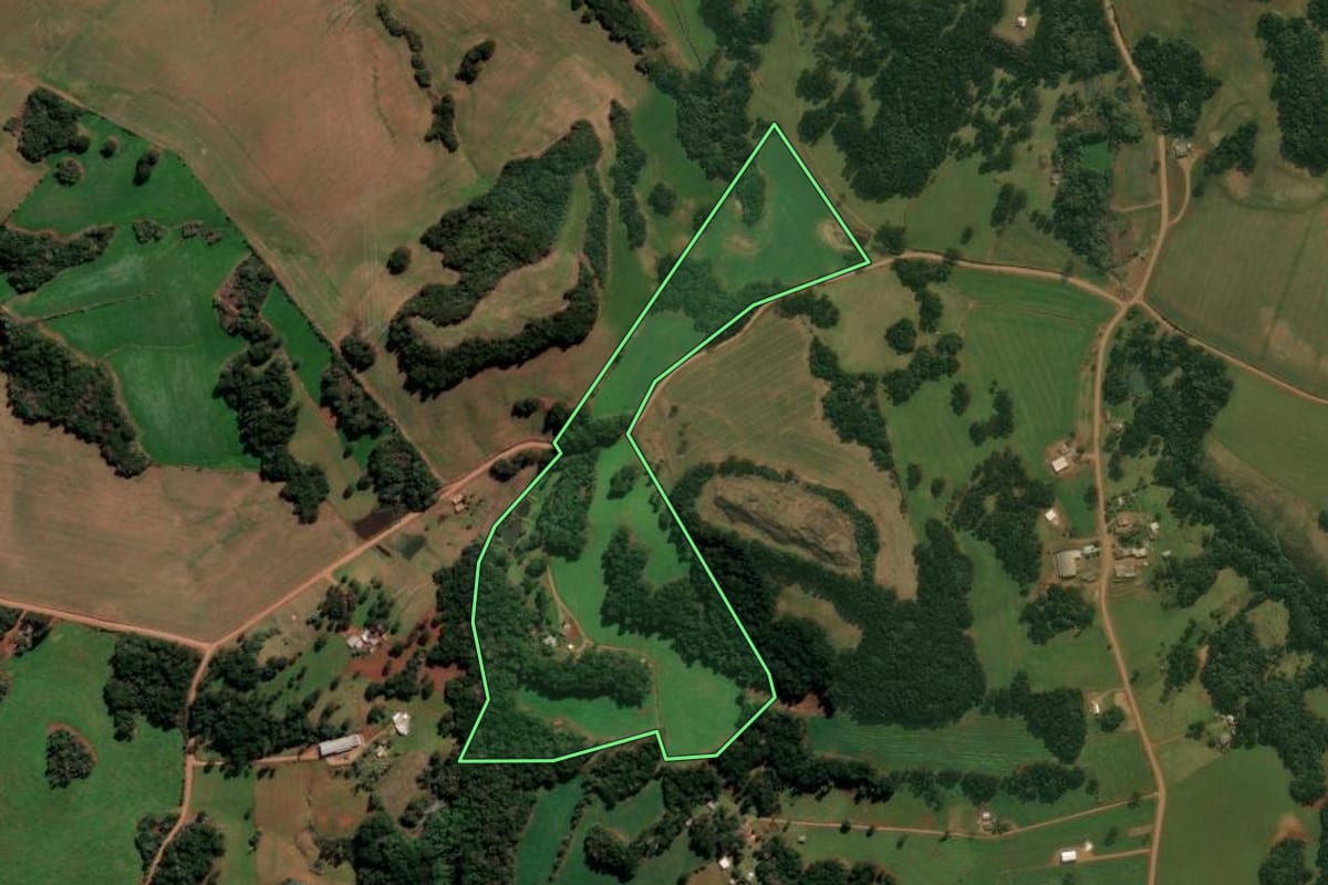 Imagem de satélite do imóvel rural em Lagoa Vermelha (RS), com o contorno declarado no CAR desenhado por cima.