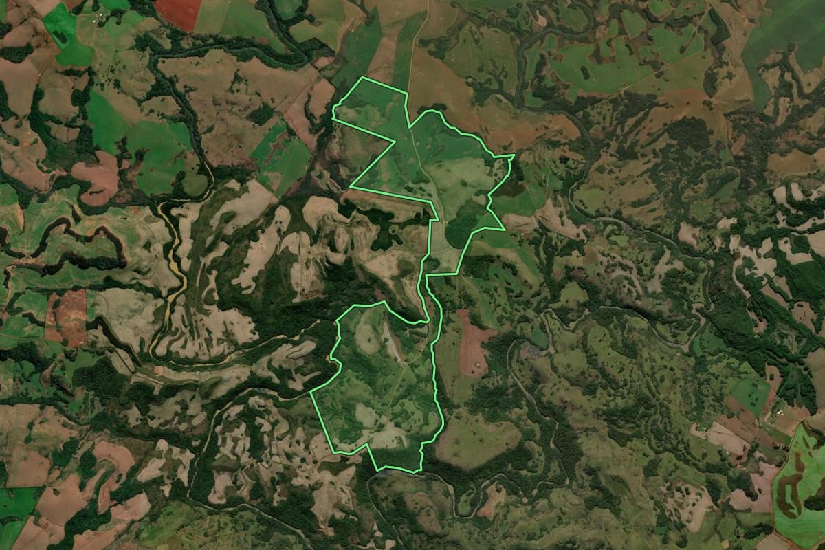 Imagem de satélite do imóvel rural em Lagoa Vermelha (RS), com o contorno declarado no CAR desenhado por cima.