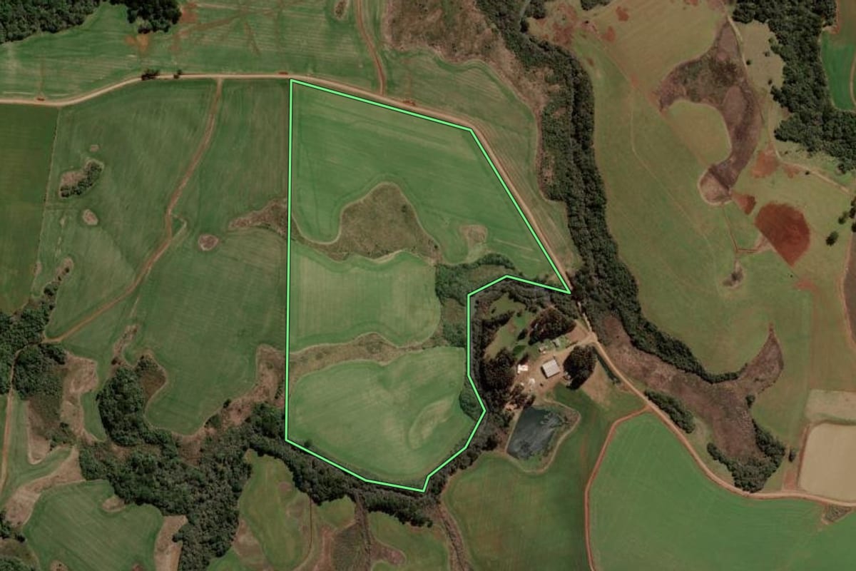 Imagem de satélite do imóvel rural em Lagoa Vermelha (RS), com o contorno declarado no CAR desenhado por cima.