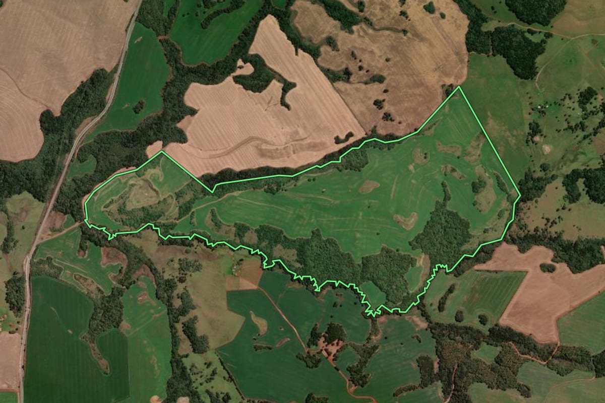 Imagem de satélite do imóvel rural em Lagoa Vermelha (RS), com o contorno declarado no CAR desenhado por cima.